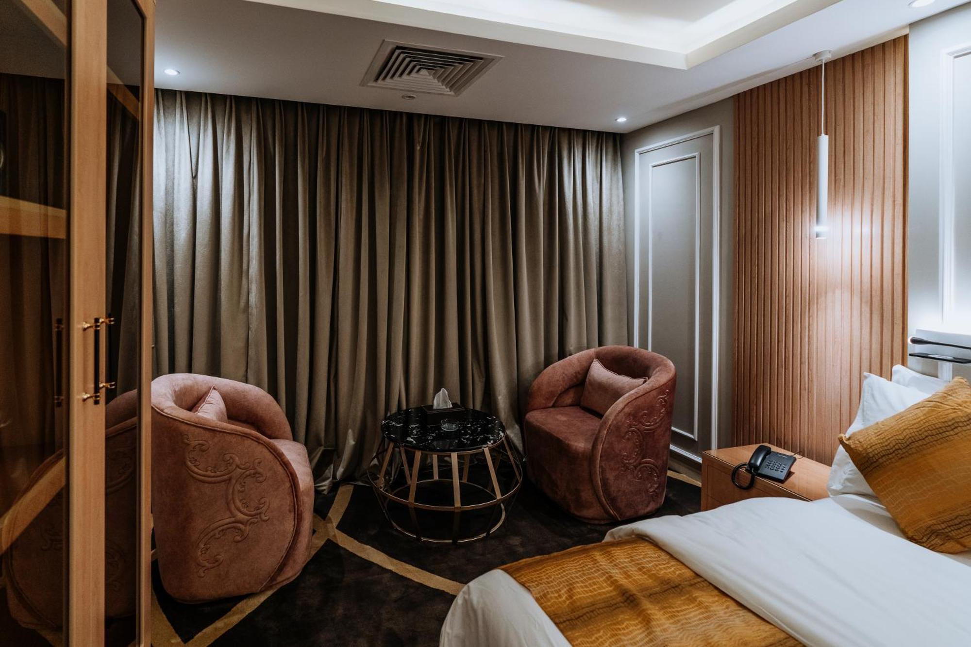 Lambert Aparthotel *